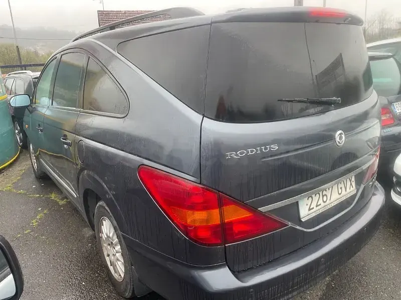 Usado SsangYong Rodius Limited 165 CV (121 kW) 2010 Gris / plata Monovolumen