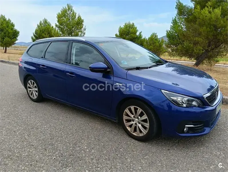 Usado Peugeot 308 Style 100 CV (73 kW) 2019 Azul Familiar