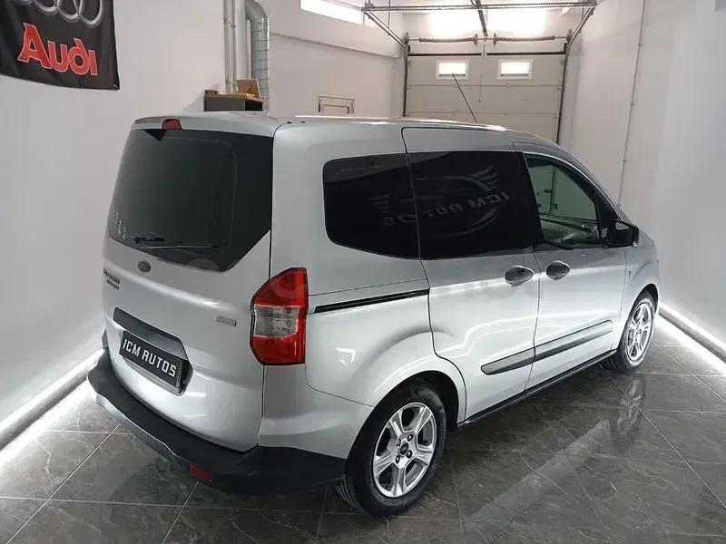 Usado Ford Tourneo Courier Ambiente 100 CV (73 kW) 2016 Gris / plata Monovolumen