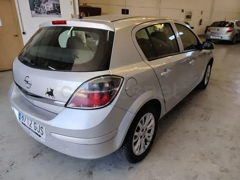 Usado Opel Astra Energy 90 CV (66 kW) 2008 Gris / plata Berlina
