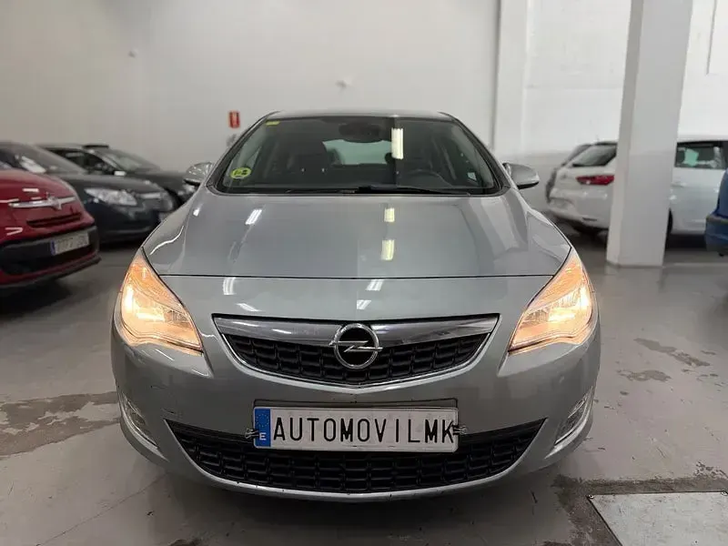 Usado Opel Astra Cosmo 125 CV (91 kW) 2010 Violeta / lila Berlina