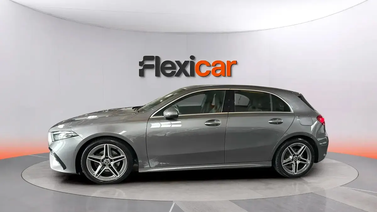 Usado Mercedes A180 116 CV (85 kW) 2023 Gris Berlina