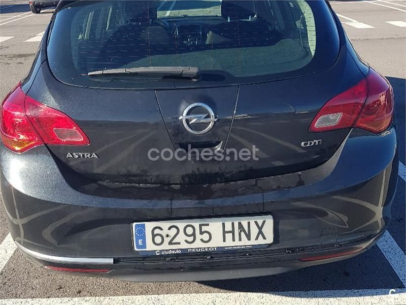 Usado Opel Astra Selective 110 CV (80 kW) 2013 Negro Berlina