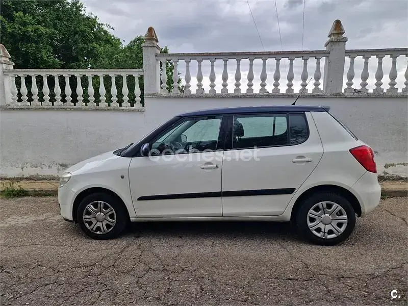 Käytetty Skoda Fabia 70 HP (51 kW) 2009 Valkoinen Sedan