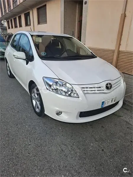 Usado Toyota Auris Active 132 CV (97 kW) 2011 Blanco Utilitario