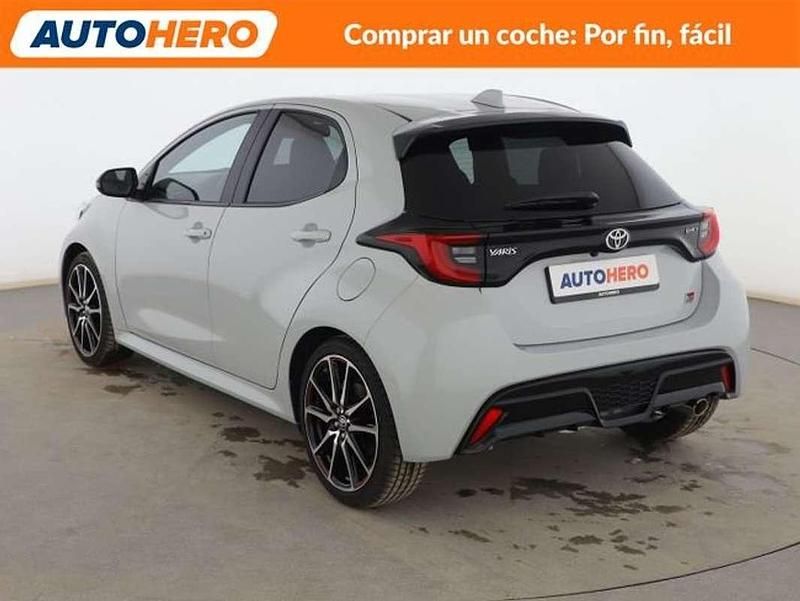 Usado Toyota Yaris Hybrid Sport 131 CV (96 kW) 2024 Gris Berlina