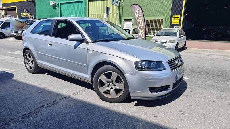 Gris Usado 2004 Audi A3 Attraction Utilitario | 4900 € (Precio justo) - Imagen 1/4