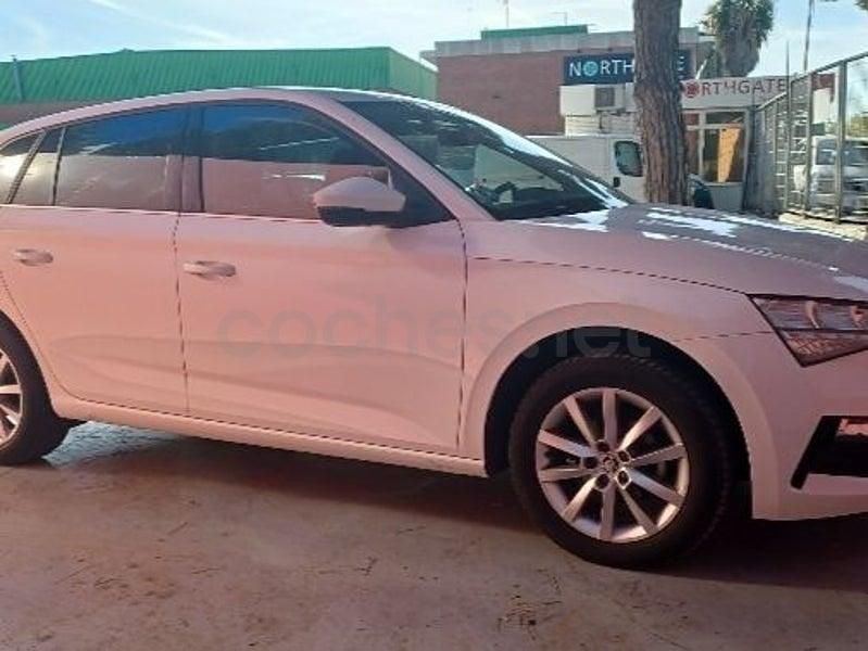 Usado Skoda Scala 95 CV (69 kW) 2022 Blanco Utilitario