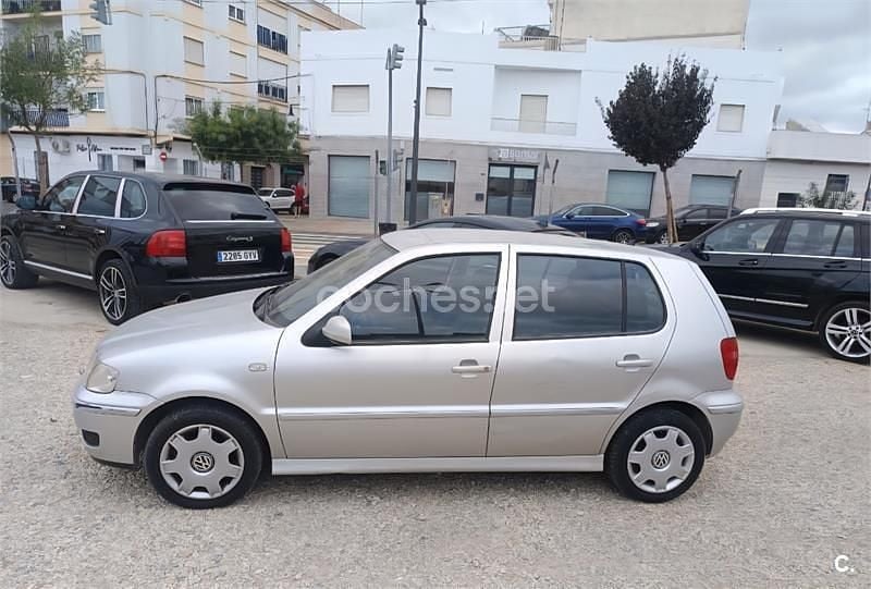 Usado VW Polo Trendline 100 CV (73 kW) 2001 Gris / plata Berlina