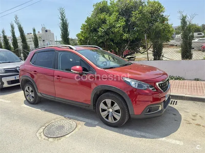 Usado Peugeot 2008 Signature Sky 110 CV (80 kW) 2019 Rojo SUV