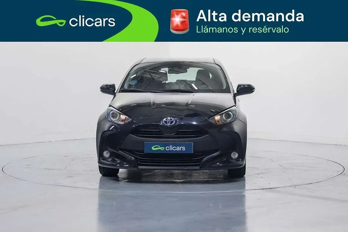 Usado Toyota Yaris Hybrid Active 75 CV (55 kW) 2022 Negro Berlina
