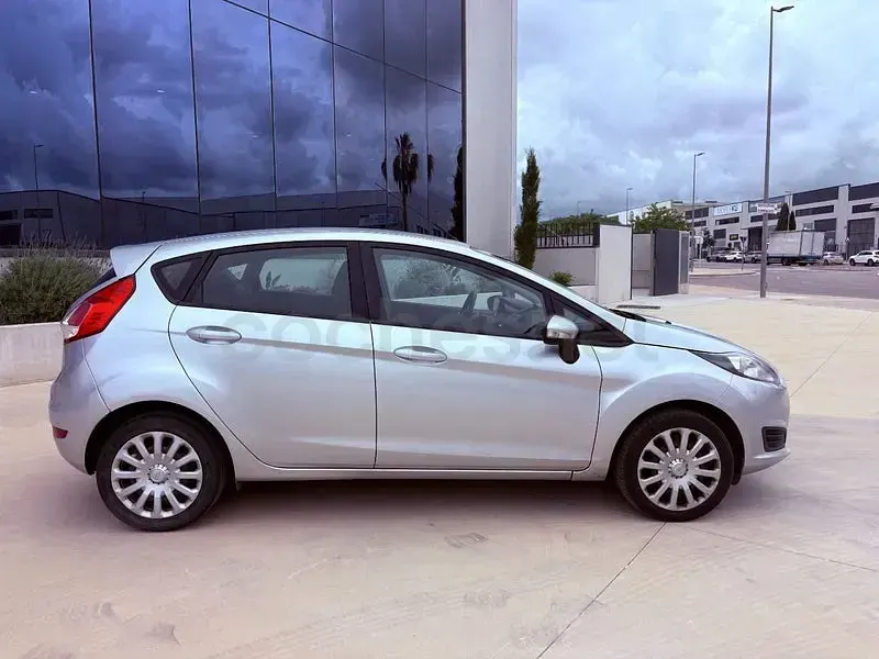 Usado Ford Fiesta Trend 82 CV (60 kW) 2015 Gris / plata Utilitario