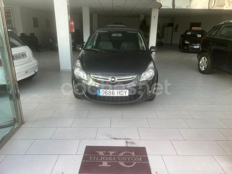 Gris / plata Usado 2011 Opel Corsa Cosmo Berlina | 5500 € (Precio justo) - Imagen 1/4