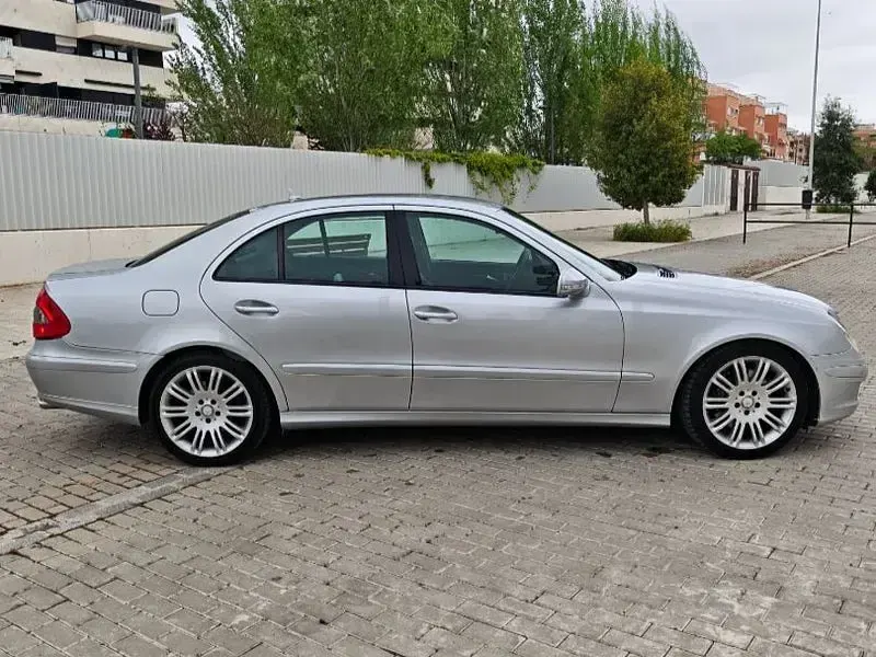 Usado Mercedes E220 Elegance 170 CV (125 kW) 2009 Gris / plata Berlina
