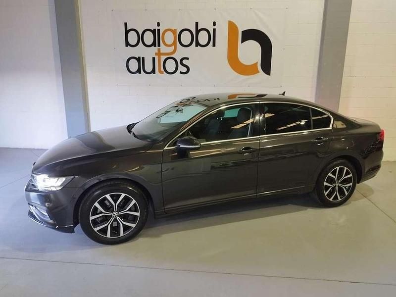 Usado VW Passat Executive 150 CV (110 kW) 2022 Gris / plata Familiar