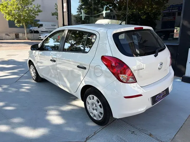 Usado Hyundai i20 85 CV (62 kW) 2013 Blanco Utilitario