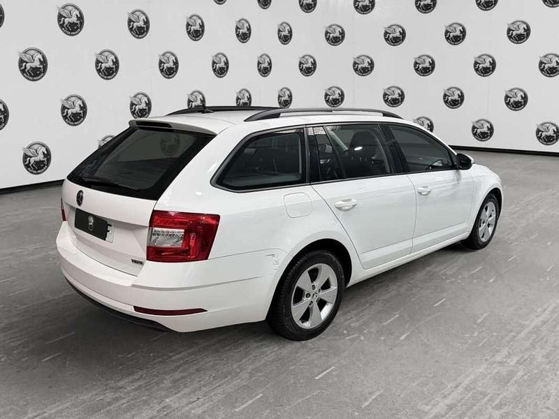 Usado Skoda Octavia Ambition 131 CV (96 kW) 2020 Blanco Familiar