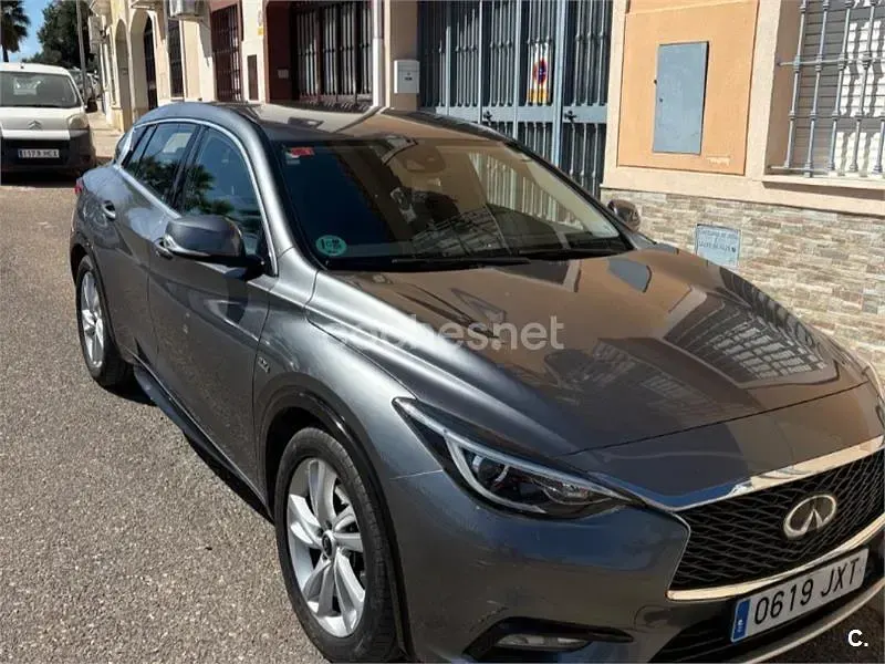 Usado Infiniti Q30 Sport Tech 170 CV (125 kW) 2017 Gris / plata Berlina