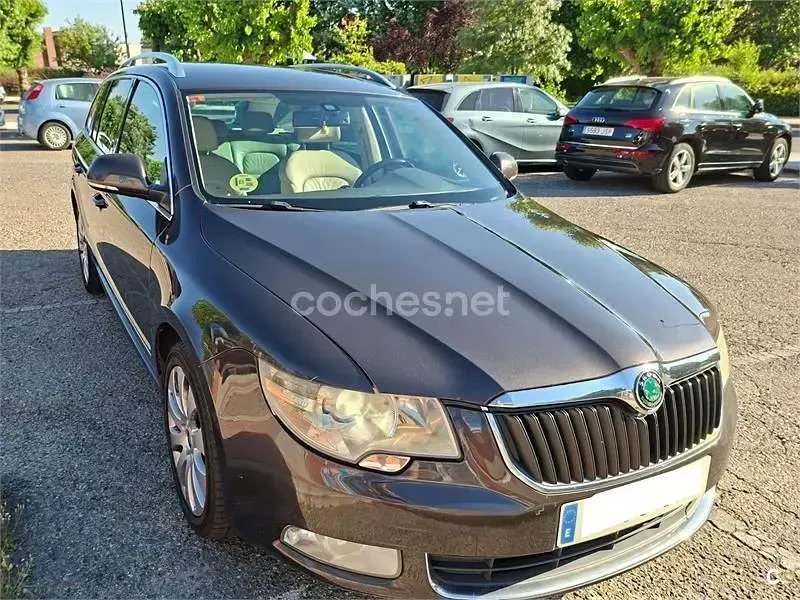 Usado Skoda Superb Elegance 140 CV (102 kW) 2010 Marrón Familiar