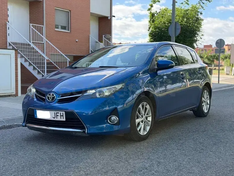 Usado Toyota Auris Active 132 CV (97 kW) 2015 Azul Berlina