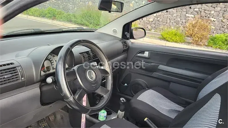Usado VW Fox 75 CV (55 kW) 2005 Gris / plata Utilitario