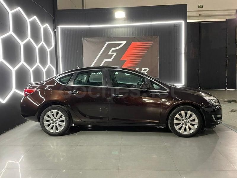 Usado Opel Astra Excellence 131 CV (96 kW) 2013 Granate Berlina