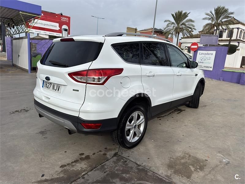 Usado Ford Kuga Trend 120 CV (88 kW) 2016 Blanco SUV