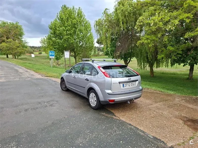 Usado Ford Focus Trend 109 CV (80 kW) 2005 Gris / plata Berlina