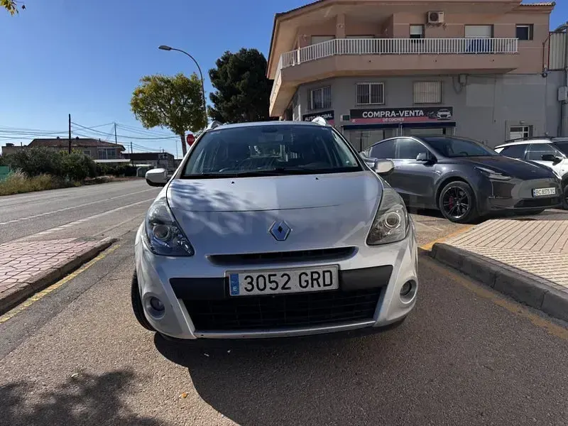 Usado Renault Clio GrandTour Exception 110 CV (80 kW) 2009 Gris / plata Familiar