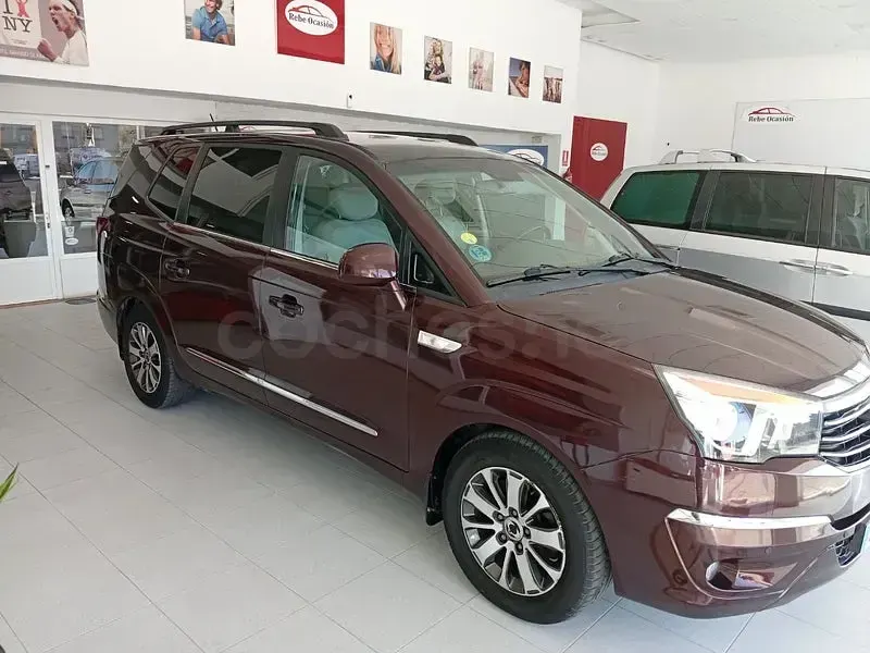 Usado SsangYong Rodius Limited 178 CV (130 kW) 2017 Granate Monovolumen