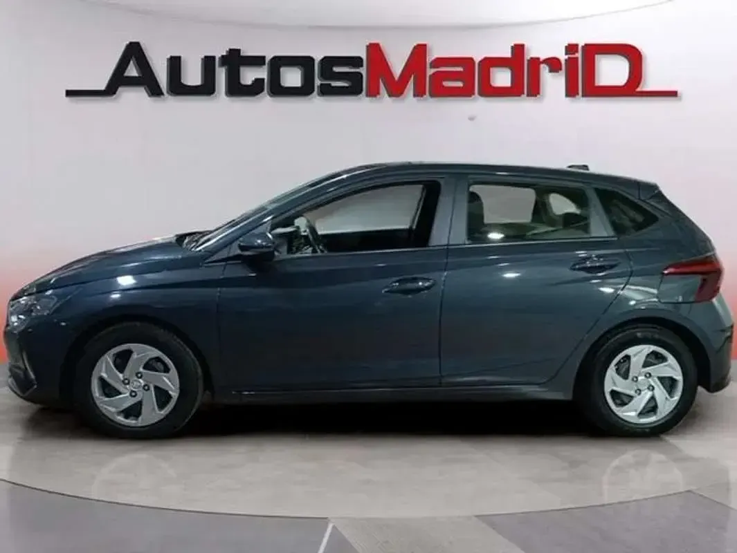 Usado Hyundai i20 101 CV (74 kW) 2022 Gris Berlina