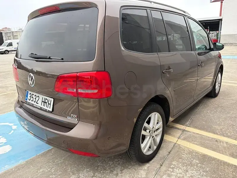 Usado VW Touran Edition 105 CV (77 kW) 2013 Marrón Monovolumen