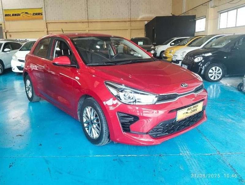 Usado Kia Rio 84 CV (61 kW) 2021 Rojo Utilitario