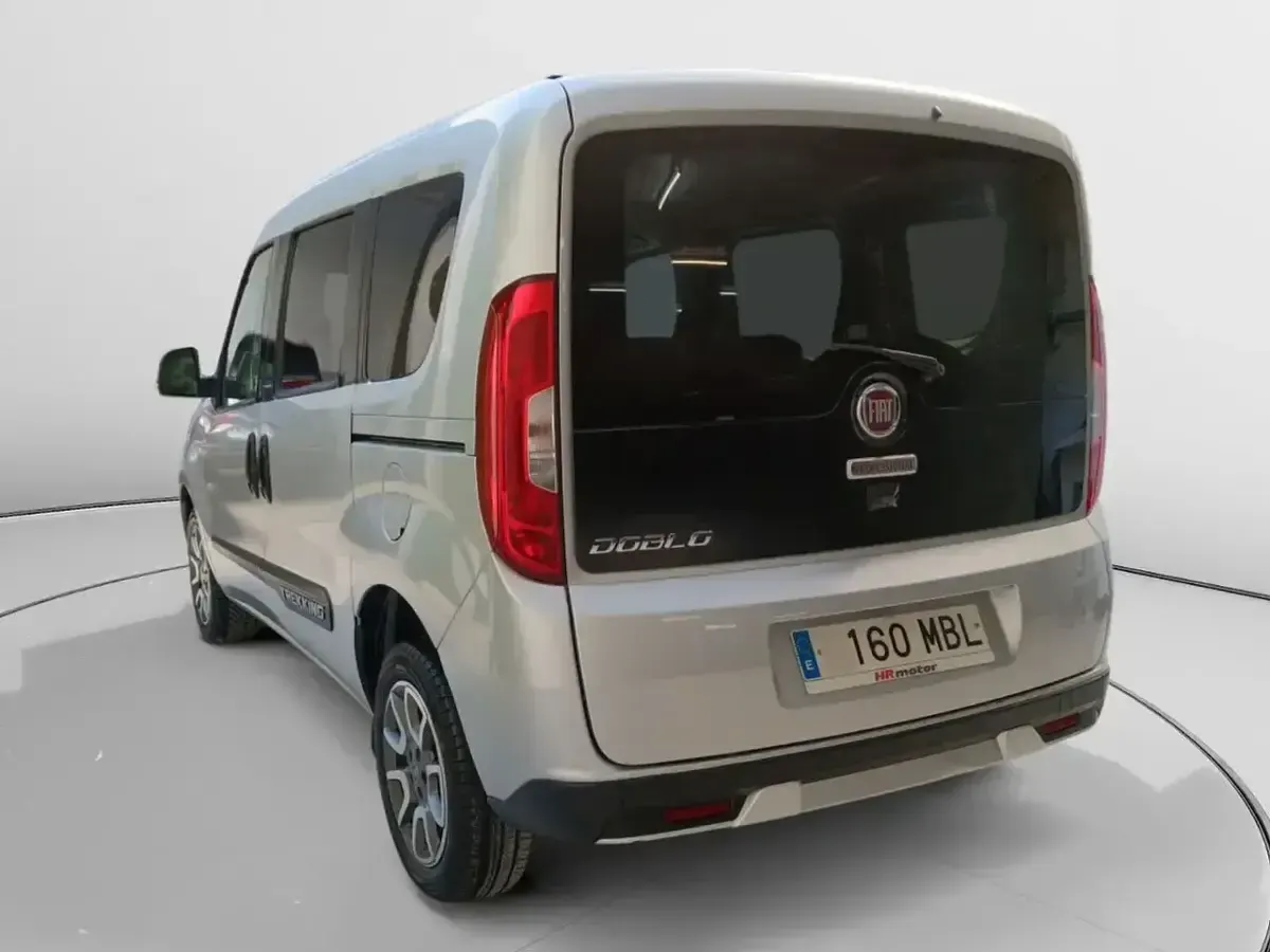 Usado Fiat Doblò Trekking 120 CV (88 kW) 2020 Gris Monovolumen