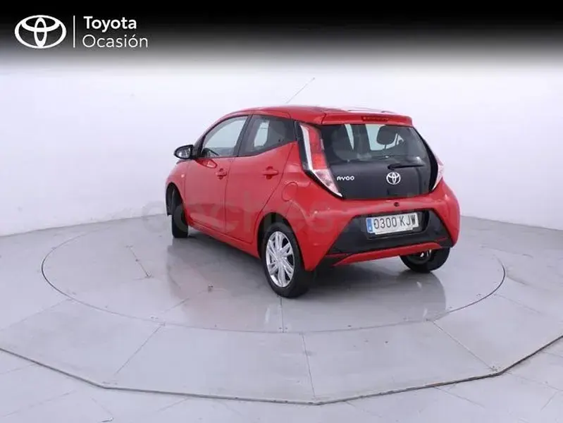 Usado Toyota Aygo X-play 69 CV (50 kW) 2018 Rojo Utilitario