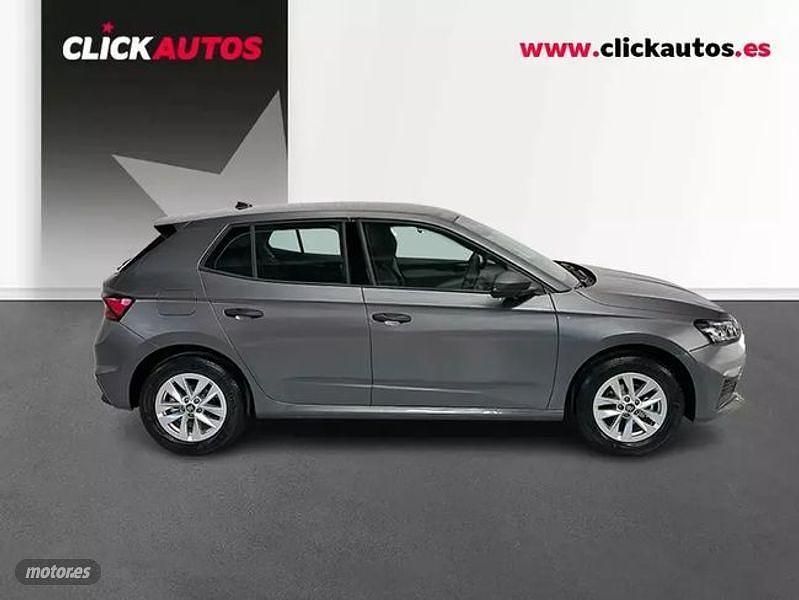 Usado Skoda Fabia Essence 80 CV (58 kW) 2025 Gris Utilitario