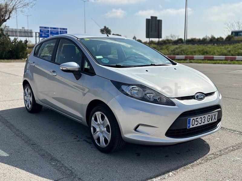 Usado Ford Fiesta Trend 82 CV (60 kW) 2010 Gris / plata Utilitario