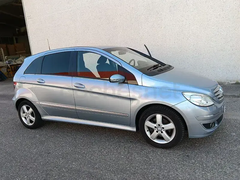 Usado Mercedes B180 109 CV (80 kW) 2008 Gris / plata Monovolumen