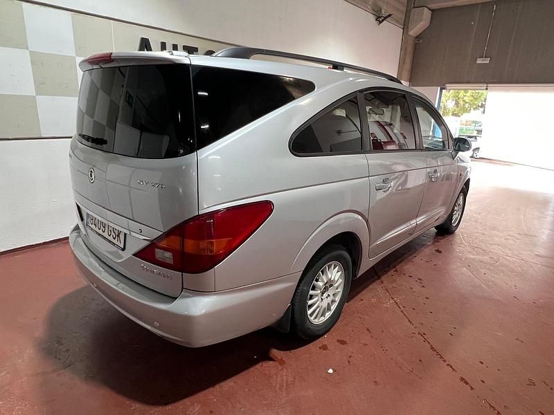 Usado Ssangyong (KGM) Rodius Limited 165 CV (121 kW) 2009 Gris Monovolumen