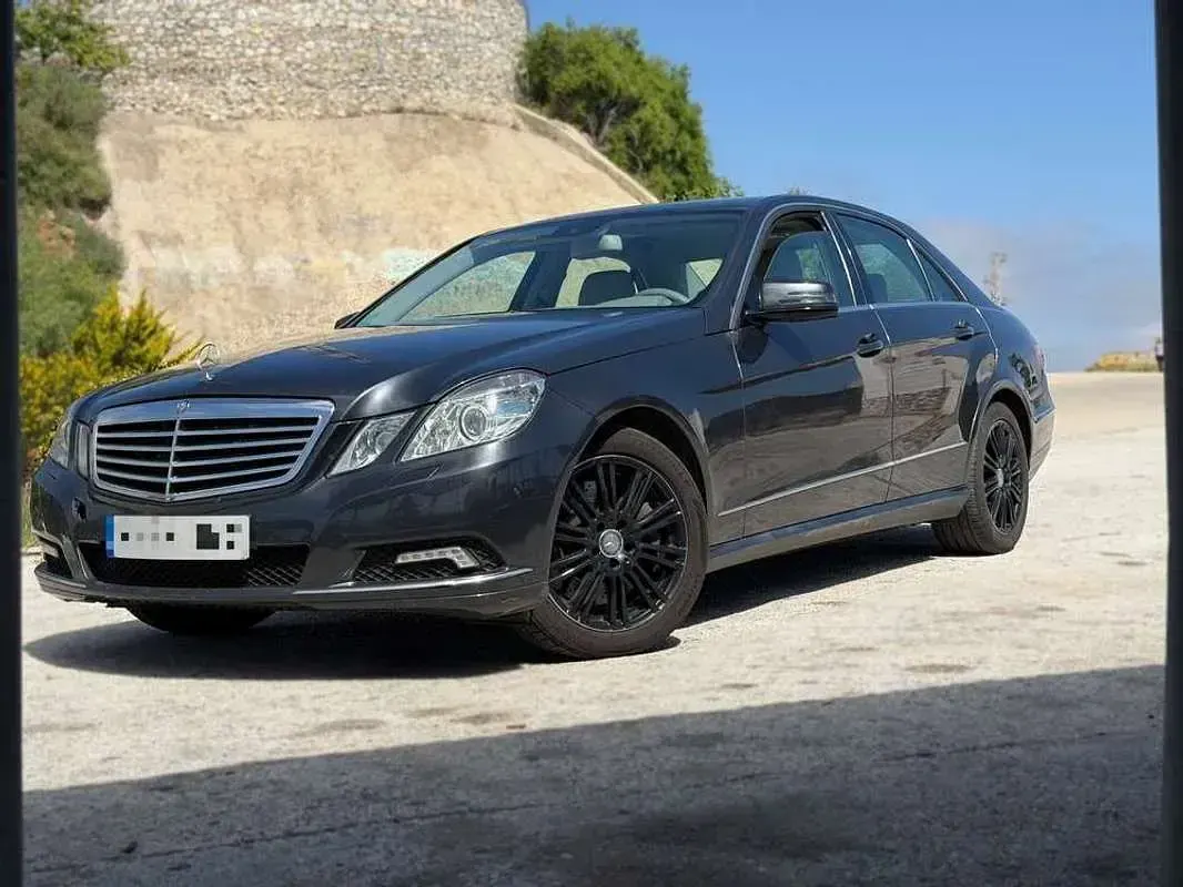 Usado Mercedes E240 Elegance 387 CV (284 kW) 2009 Gris Berlina