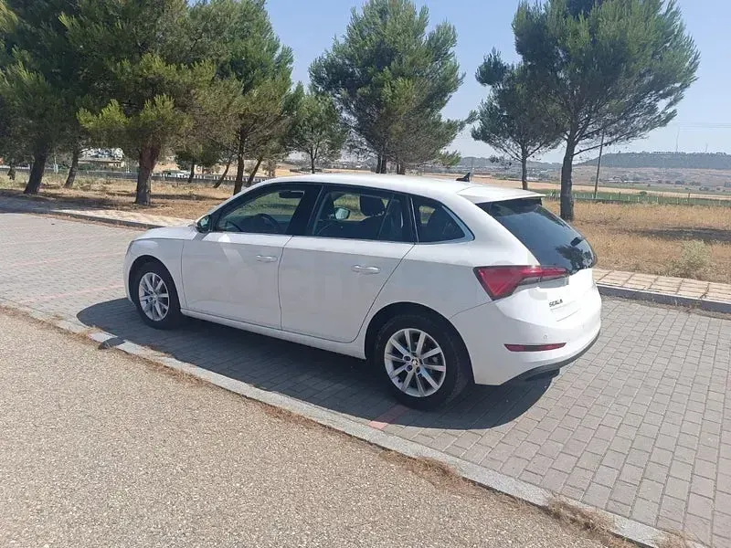 Usado Skoda Scala Active 115 CV (84 kW) 2021 Blanco Utilitario