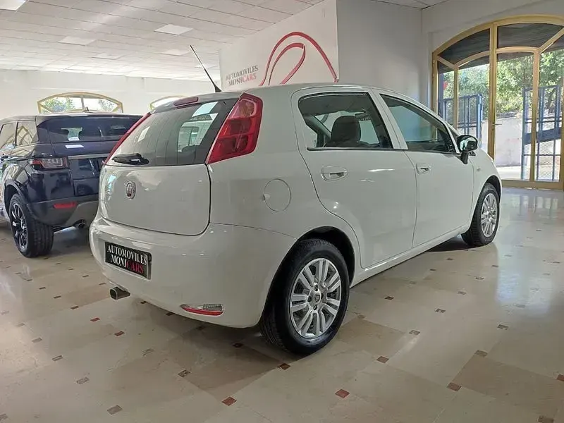 Usado Fiat Punto Pop 69 CV (50 kW) 2016 Blanco Utilitario