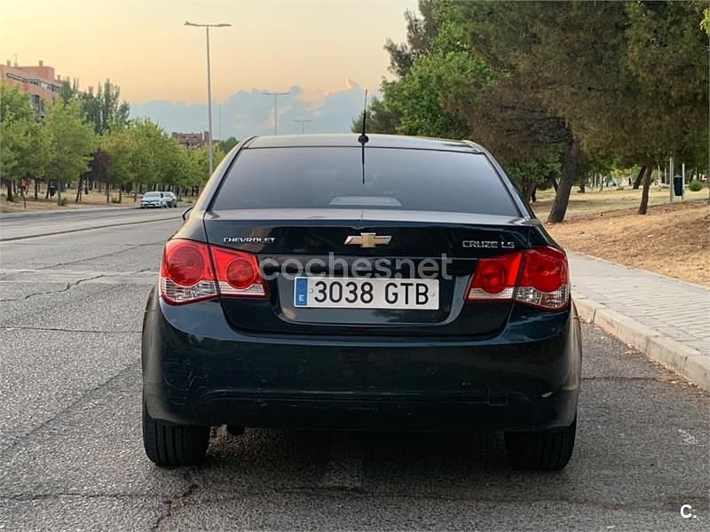 Usado Chevrolet Cruze LS 125 CV (91 kW) 2010 Negro Berlina