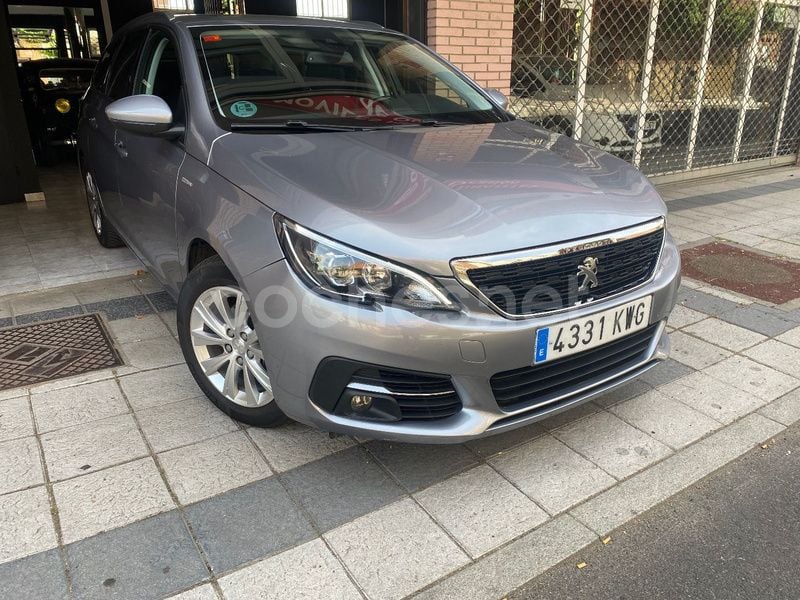 Usado Peugeot 308 Style 130 CV (95 kW) 2019 Gris / plata Berlina