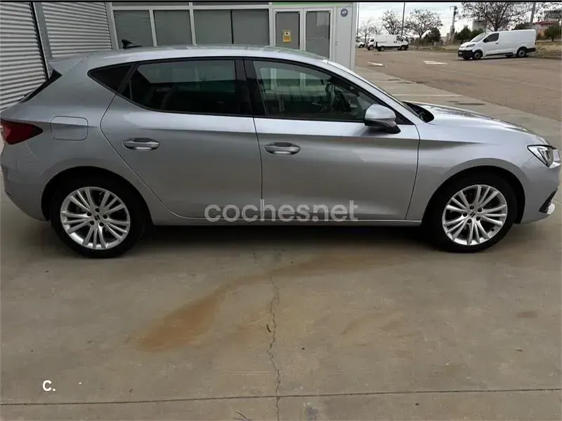 Usado Seat Leon Style 130 CV (95 kW) 2021 Gris / plata Berlina