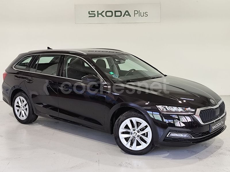 Negro Usado 2024 Skoda Octavia Selection Familiar | 25.900 € - Imagen 1/4