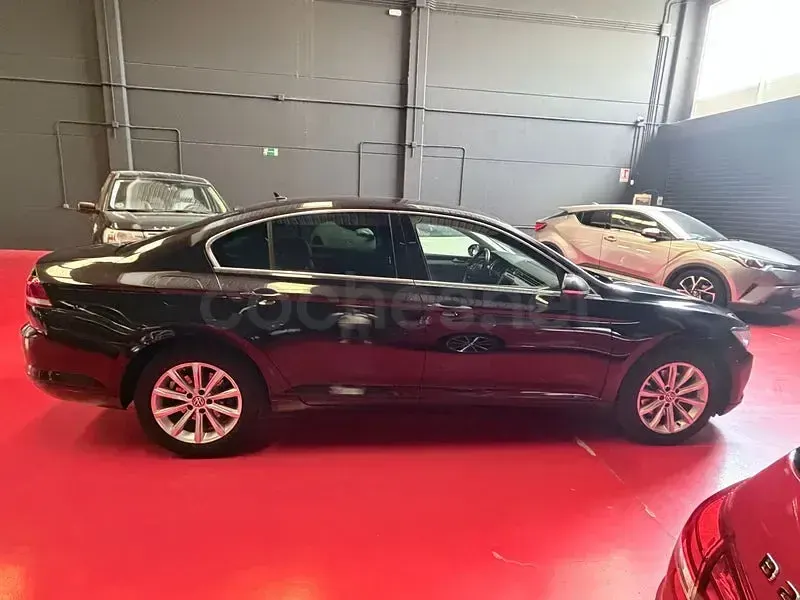 Usado VW Passat Advance 120 CV (88 kW) 2017 Negro Berlina