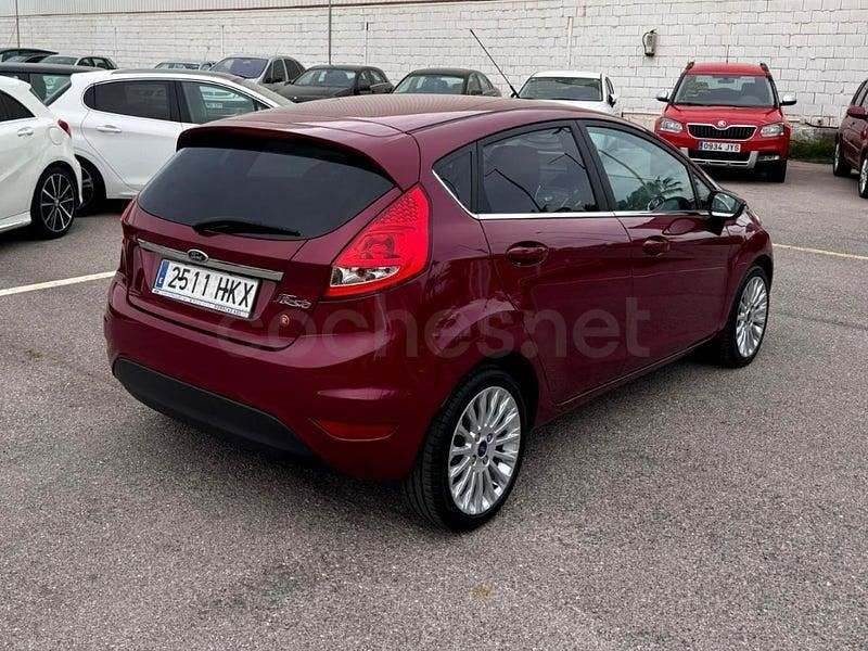Usado Ford Fiesta Titanium 95 CV (69 kW) 2012 Granate Utilitario