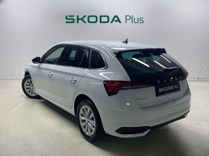 Blanco Usado 2024 Skoda Scala Selection Utilitario | 23.900 € - Imagen 1/4