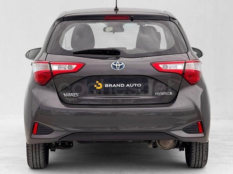 Usado Toyota Yaris Hybrid 100 CV (73 kW) 2017 Gris / plata Berlina